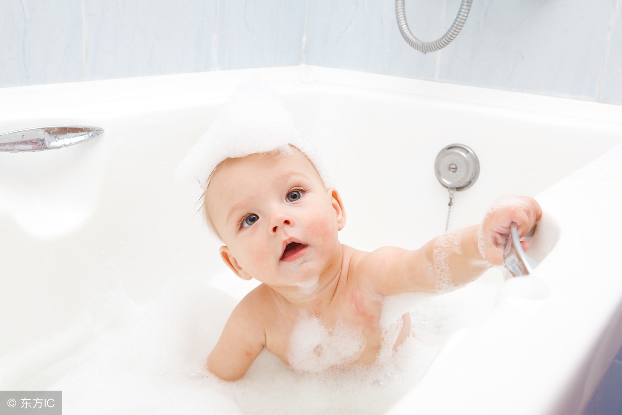 很多人还在这样给宝宝洗澡，小心会伤害宝宝！