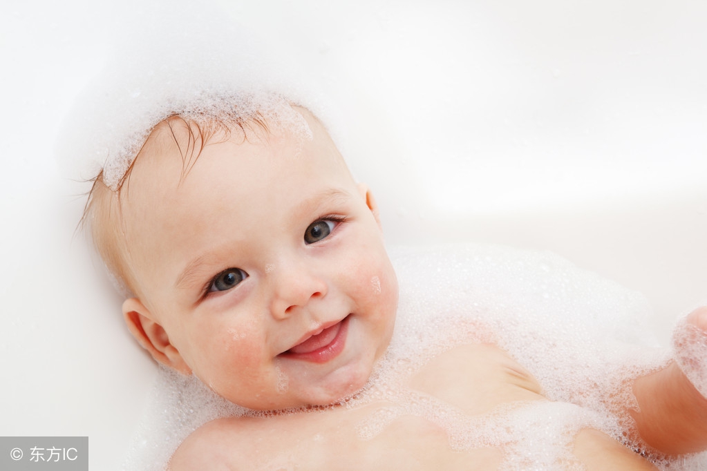 很多人还在这样给宝宝洗澡，小心会伤害宝宝！