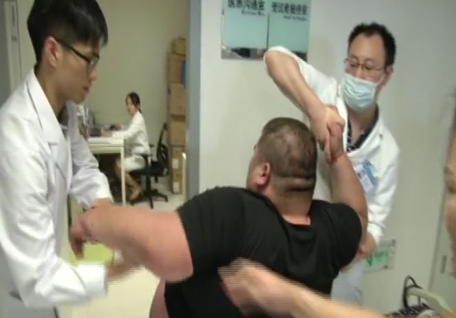 江西男子下身被卡钢圈，拖了四五天后……