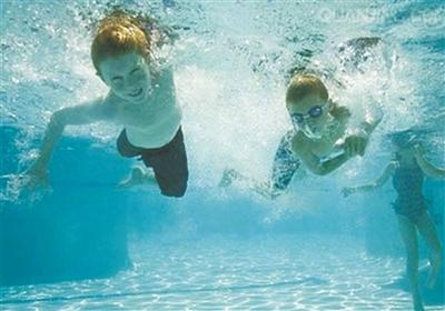 妈妈给女儿学游泳治鼻炎没料到更严重了
