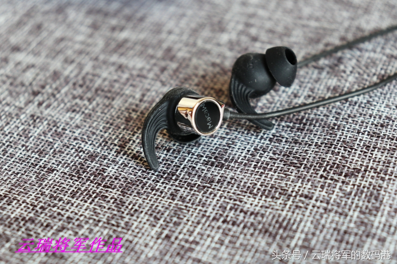 蓝牙耳机一会左耳一会右耳,蓝牙耳机一会响一会不响怎么回事