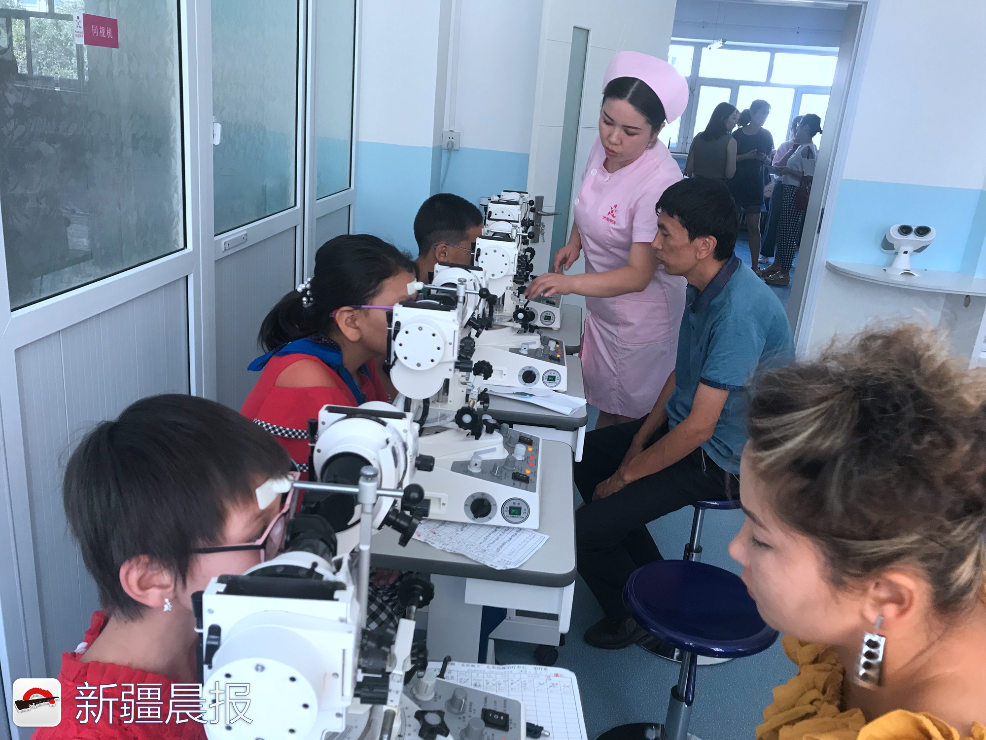 *疆新**38名低视力儿童青少年获“光彩明天”项目救助