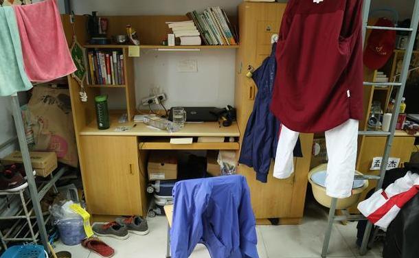 大学，你被宿舍的什么熏怕过，袜臭，烟味还算清淡，这个味真霸气
