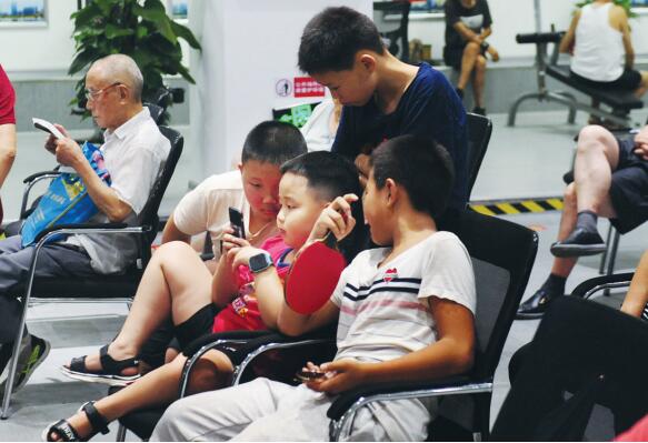 沉迷手机危害多,成人沉迷手机后果多严重