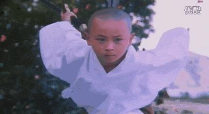 释小龙叼奶嘴打拳有劲,释小龙年轻的视频