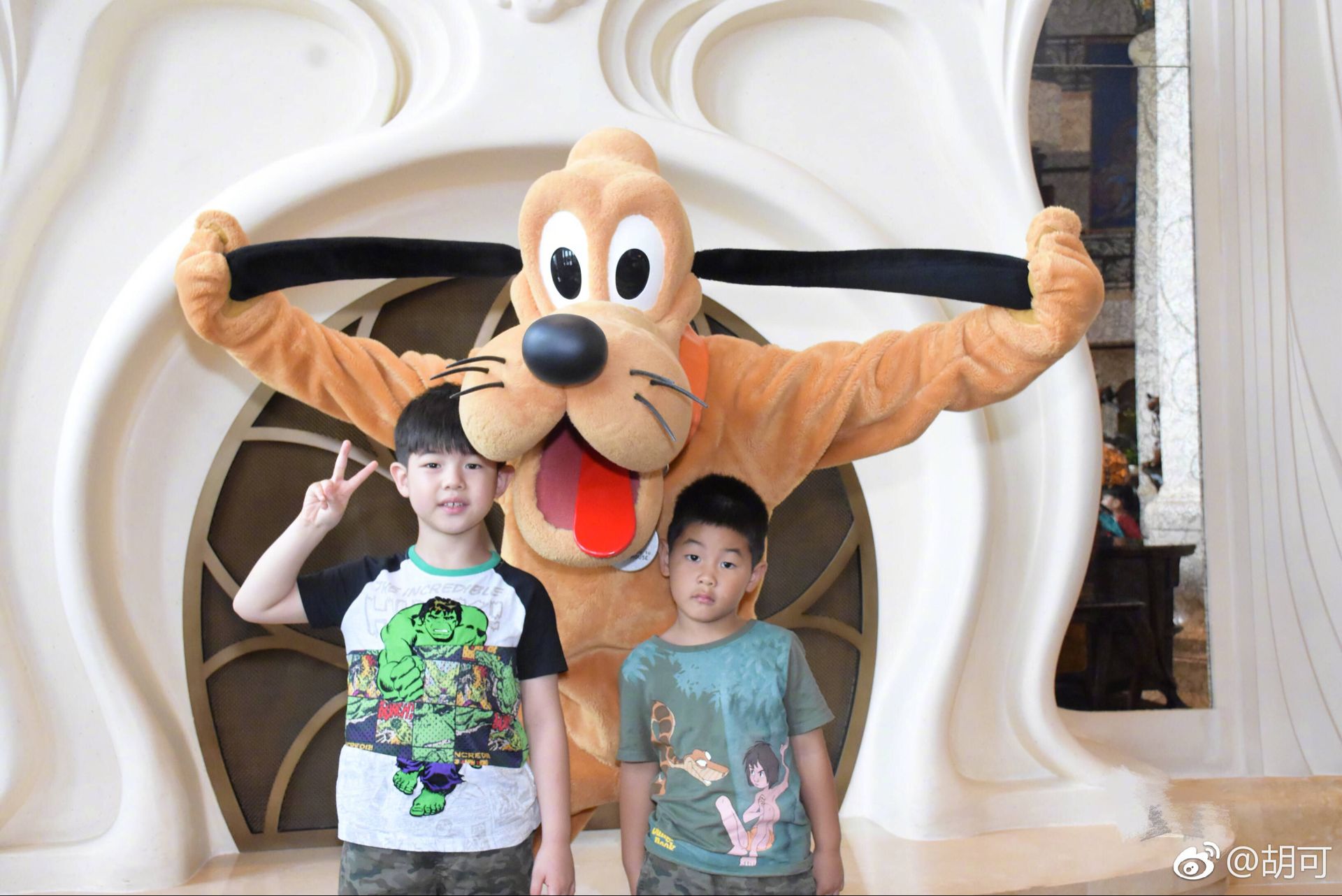 胡可晒与沙溢迪士尼游玩照,胡可带孩子探班