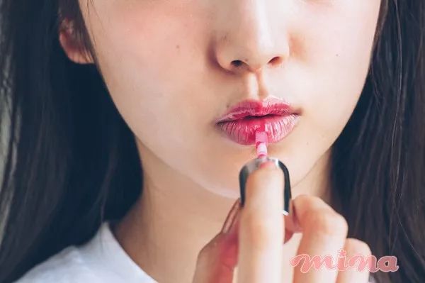 唇膏怎么涂哑光嘟嘟唇好看,适合烟熏妆的裸色唇膏