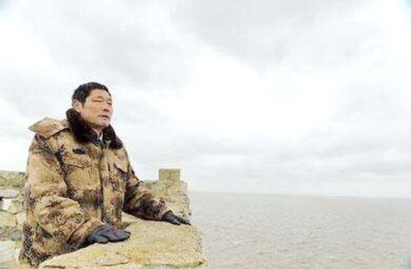 月工资仅三百，夫妻守卫黄海荒岛32年，每天升*旗国**风雨无阻