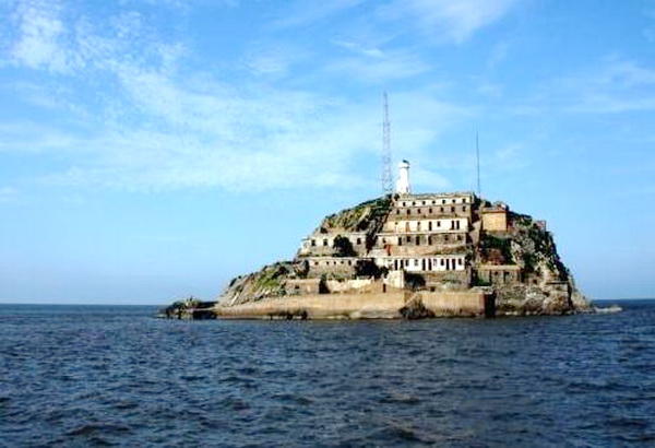 月工资仅三百，夫妻守卫黄海荒岛32年，每天升*旗国**风雨无阻