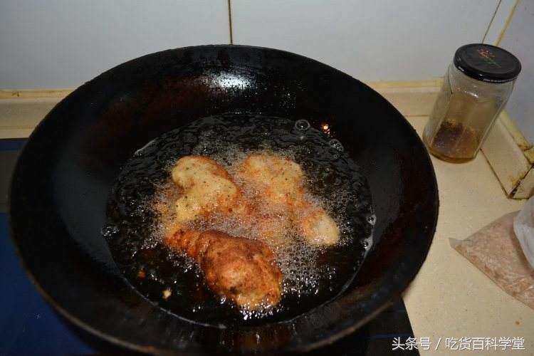 肯德基员工偷吃鸡米花,肯德基员工炸鸡腿