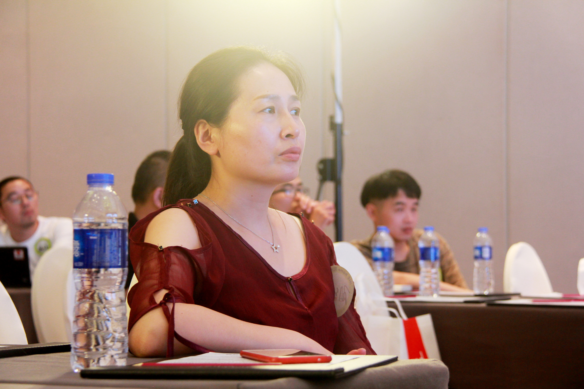 太skr，曼瑞德聘请十位“超级服务员”专门做这件事！