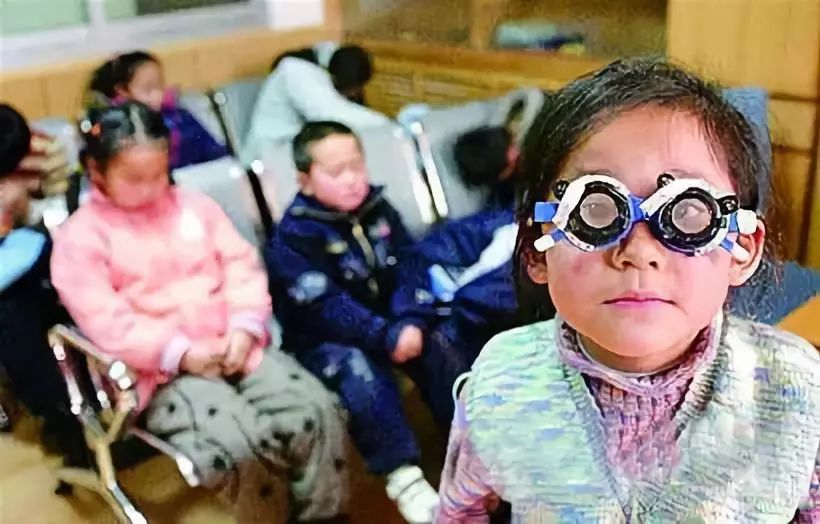 眼科教授谈青少年近视的原因,专家谈眼睛近视危害