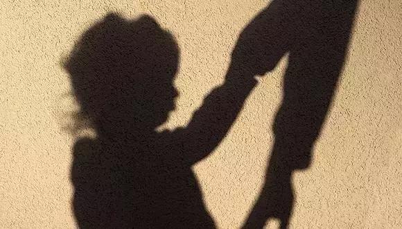 “妈妈，求你了，我不想去……”男老师对女孩子竟然做出这种事！