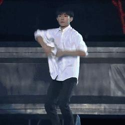 易烊千玺舞姿热烈利落控制力刚硬,易烊千玺热舞神场面