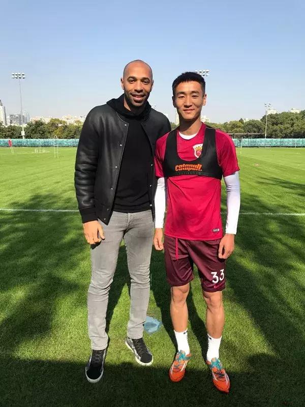 韦世豪马赛回旋进乌龙,韦世豪在半场马赛回旋