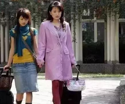 她还结婚吗？悄悄进行了5年的圈外情！两人逛街搂腰，大谈床事！