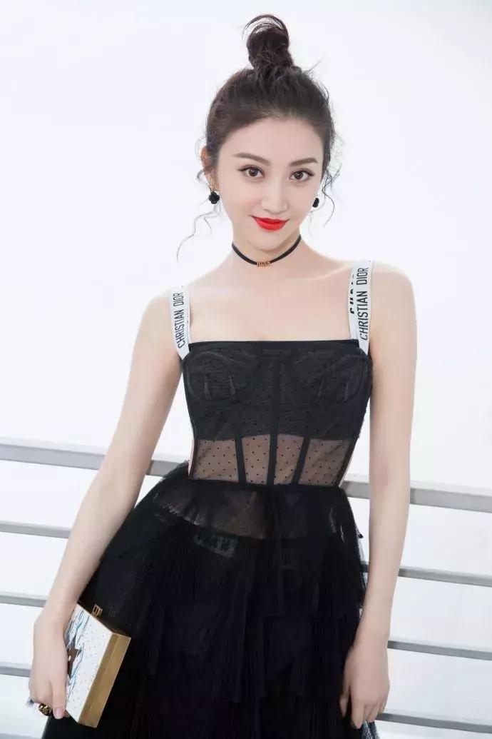 头发这样扎起来真好看,减龄发量少怎么扎头发