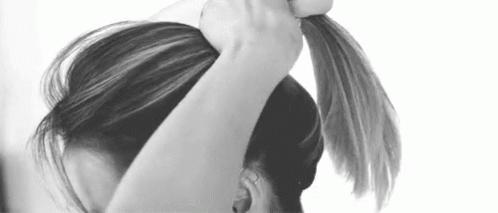 头发这样扎起来真好看,减龄发量少怎么扎头发