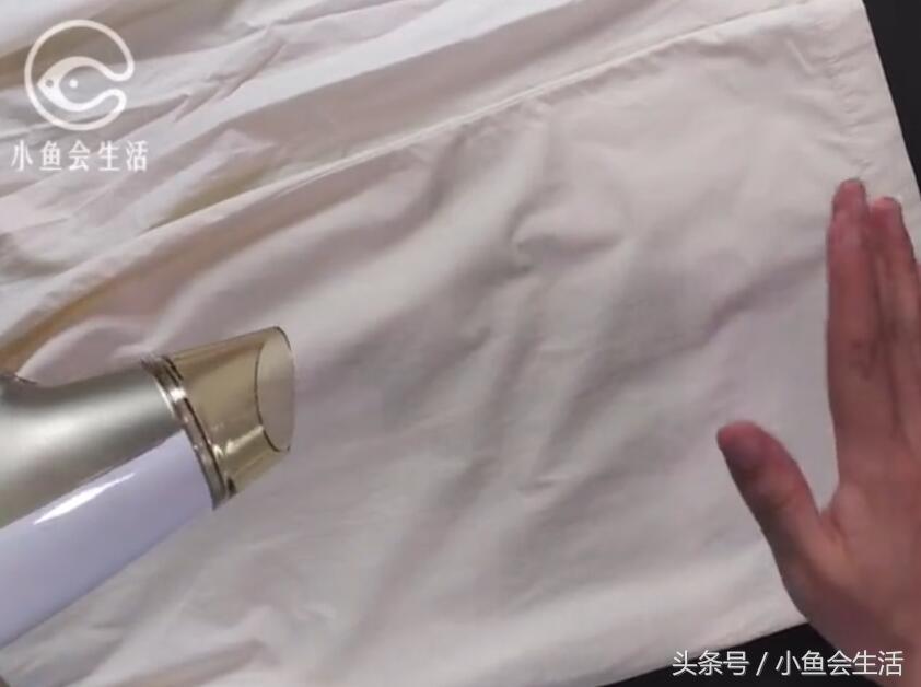 没有熨斗情况下怎么给衣服除皱,衣服有褶皱又没熨斗怎么让它变直