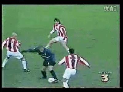 看清楚大罗生涯遭遇的恶劣犯规,罗纳尔多在意甲遭遇的恶意犯规