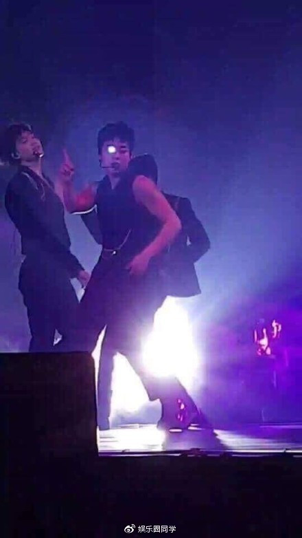 exo爱丽六周年演唱会,为什么exo演唱会爱丽棒会自动变色