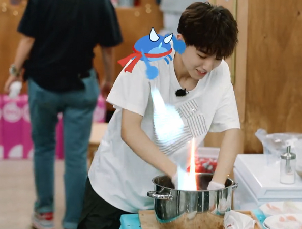 王俊凯霸气瞬间,王俊凯不经意动作让粉丝大叫