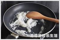 糖醋小排是道江浙名菜，甜酸口儿可以热着吃，可以放凉了当凉菜吃