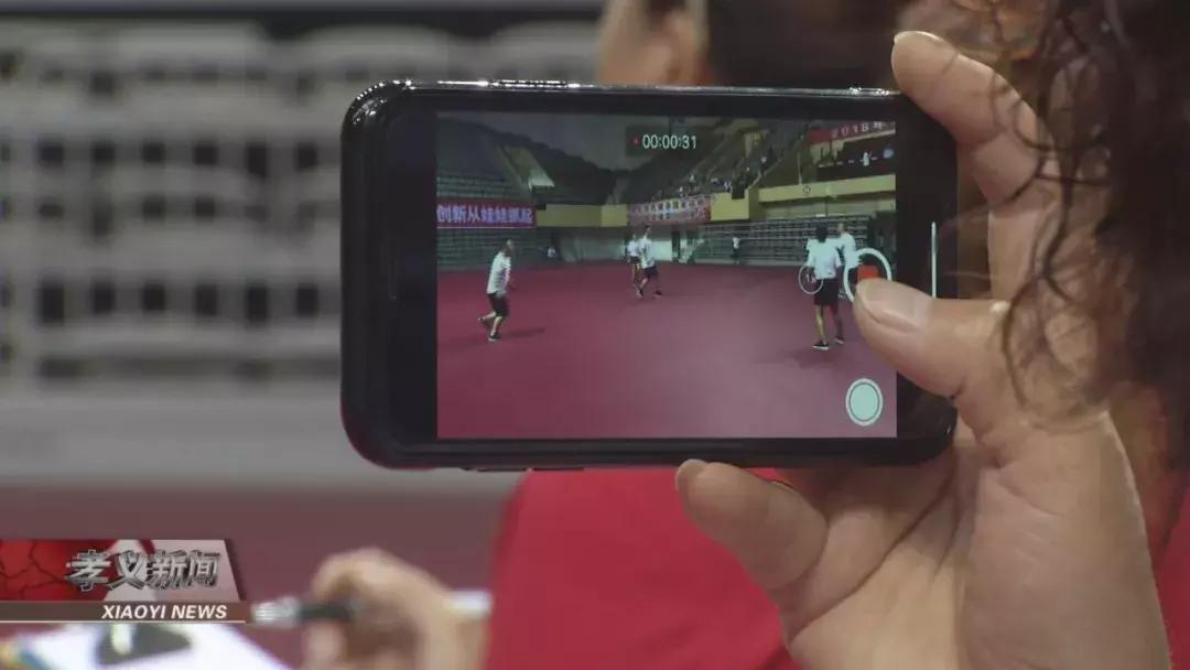 让羽球飞会儿,让足球飞一会儿游戏