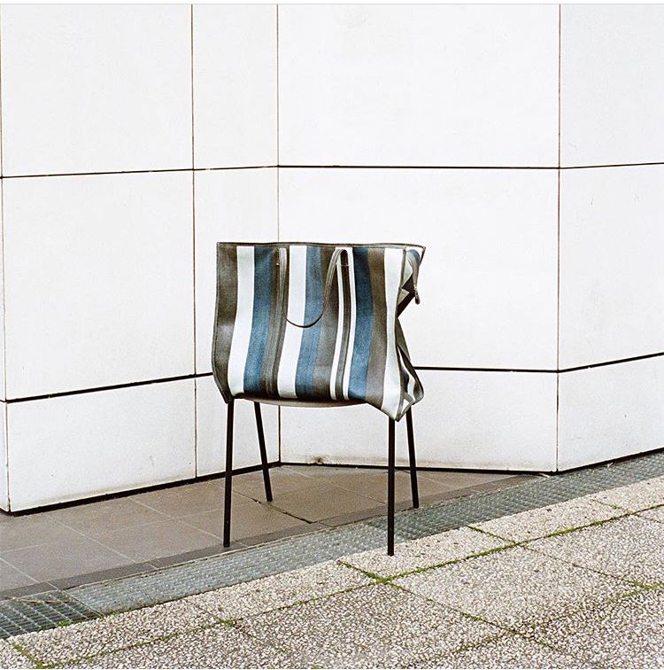 排队买“爆款”的年轻人，和他们的迷茫与不安