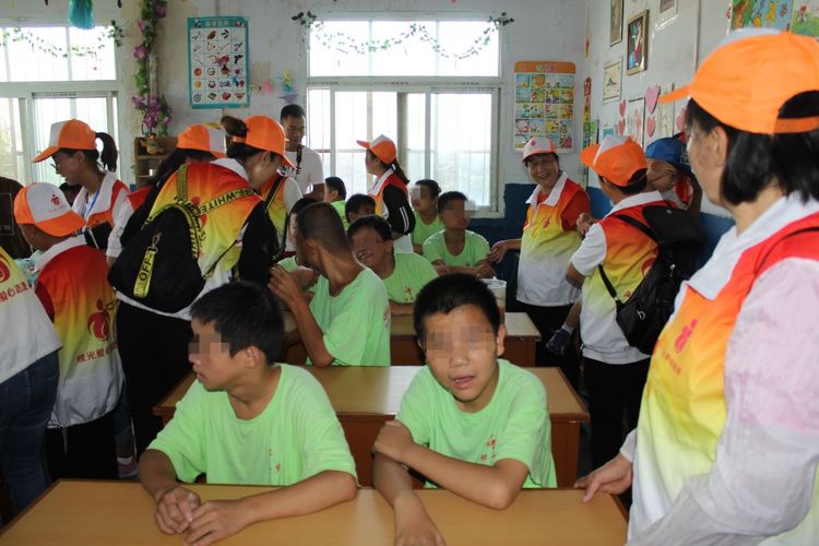 关爱聋哑伴智力障碍儿童,关爱残疾孩子