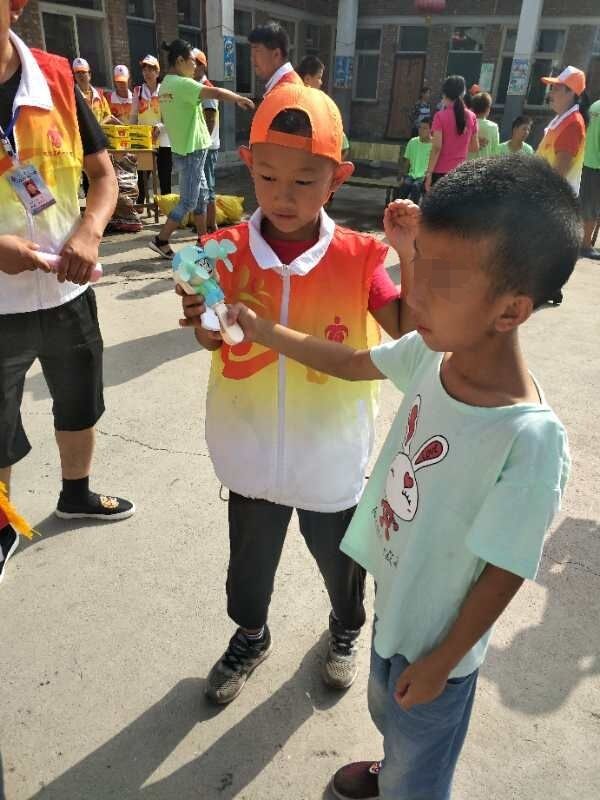 关爱聋哑伴智力障碍儿童,关爱残疾孩子