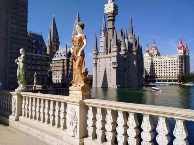 哈利波特要输！河北民间画家花50亿建魔法学校，成奇葩网红