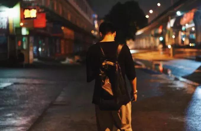 工资5000,还贷7000:深圳人的夜晚,其实比白天更忙