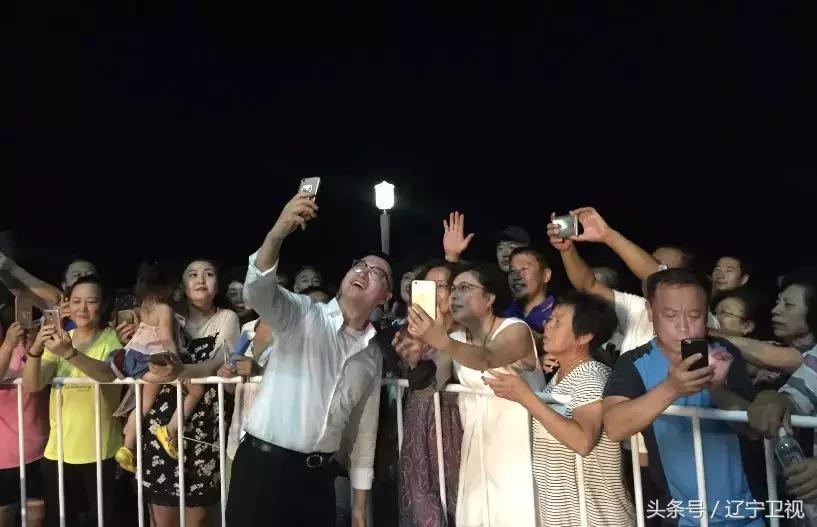 盛满欢乐，洒满真情，昨夜鸭绿江畔热情无眠！