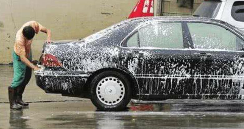 为什么懂车的人都不去洗车店洗车？老司机说出了实情，后悔才知道
