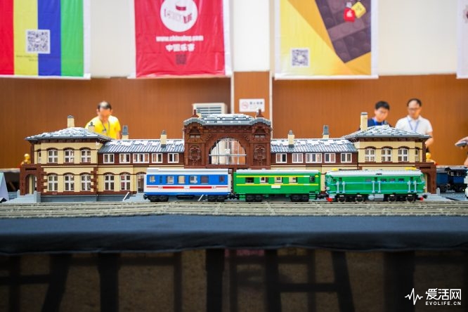 齐聚百名玩家的乐高作品展看高手们拼出一个未来世界