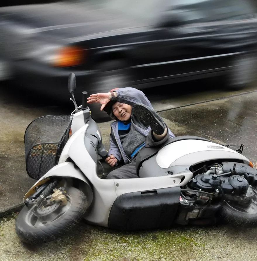 90岁日本老奶奶，酗酒飙车碰瓷却爆红网络丨小麦养老