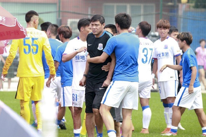 范志毅怒打球迷是哪年,范志毅球场发脾气集锦