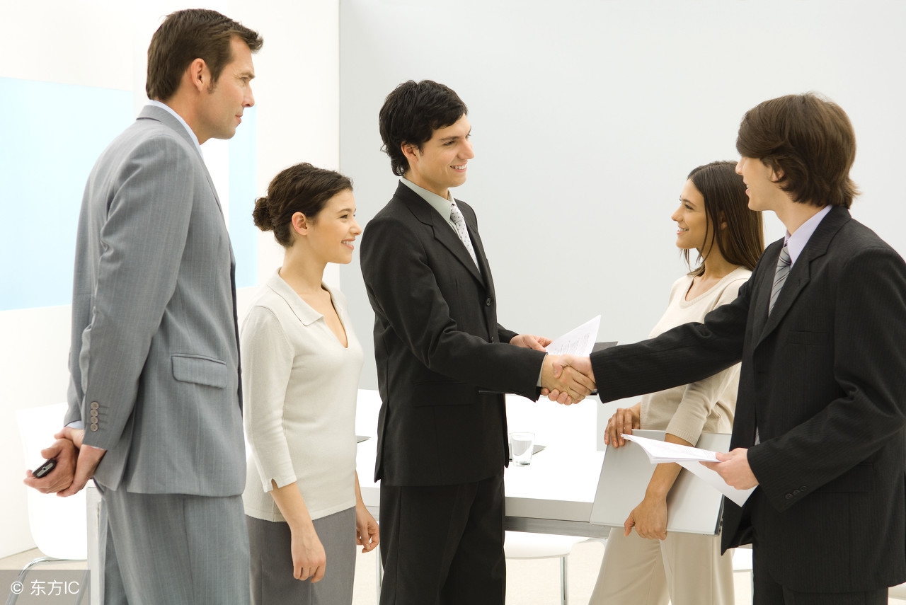 面试坐姿心理暗示,面试坐姿和手势图片