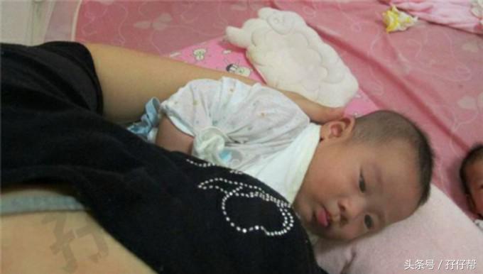 如何指导双胞胎宝宝喂奶,宝妈生双胞胎同时喂母乳怎么喂的