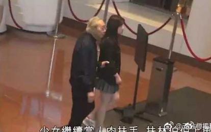 81岁娱乐大亨再玩“爷孙恋”，20岁美貌女友，甘当人肉拐杖