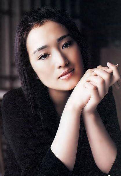 巩皇几岁了,巩皇年轻的时候有多美