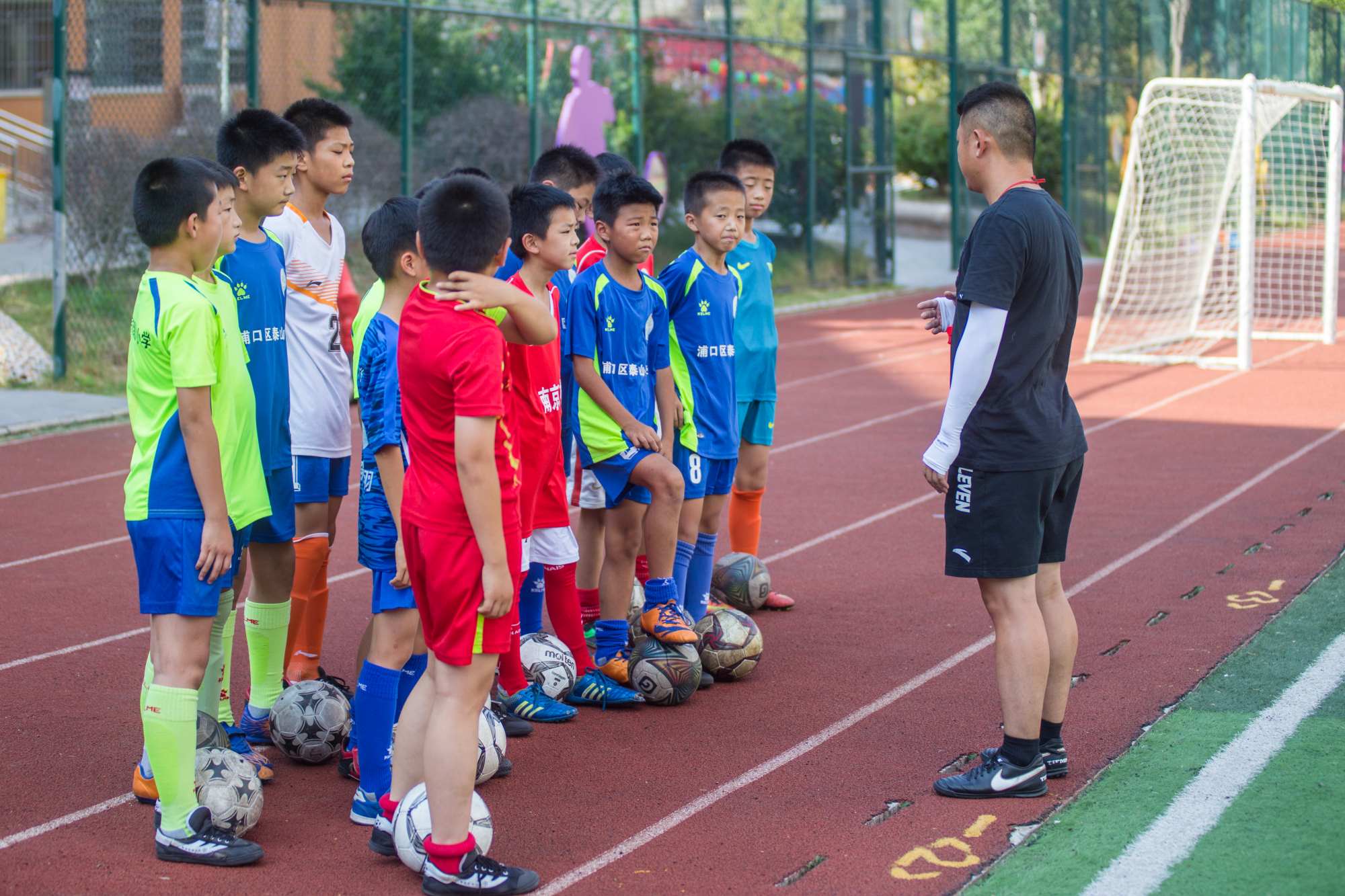 足球少年绿茵场上挥汗追梦,驰骋绿茵球场圆中国足球梦
