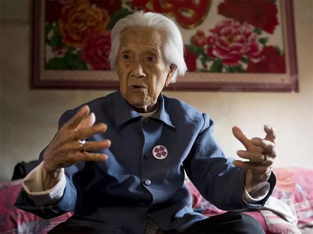 毒打、强奸、*虐性**……他把一个女人的真实故事画成漫画,看到第几张你哭了?