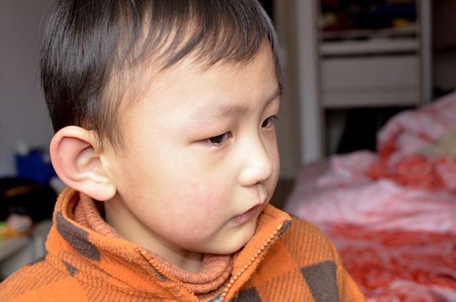 别老说自己孩子胆小,家长说孩子胆小老是受欺负