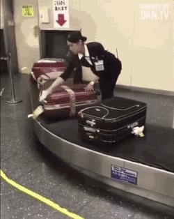 日本机场等候行李视频,日本搬行李视频