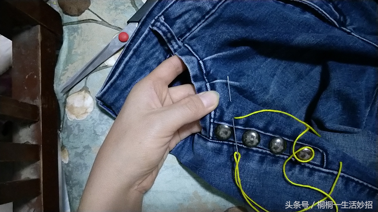 牛仔裤裤兜总往外翻是什么原因,裤兜外翻太尴尬教你一招搞定