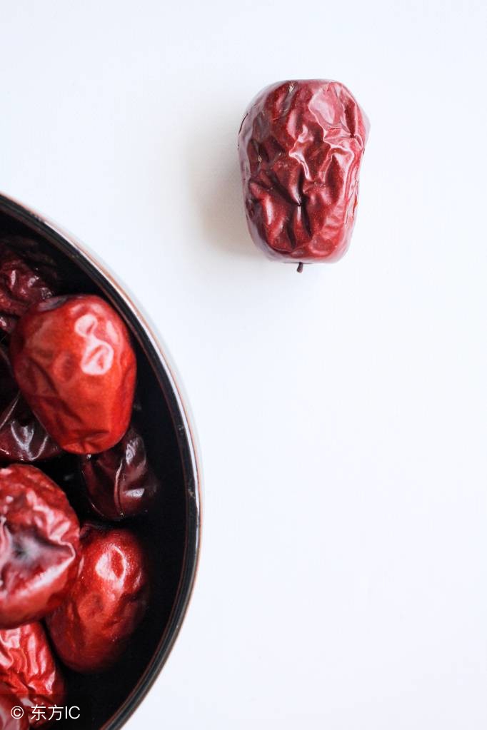 女人月经量少而且黑吃什么食补,女人月经量少发黑怎么调理