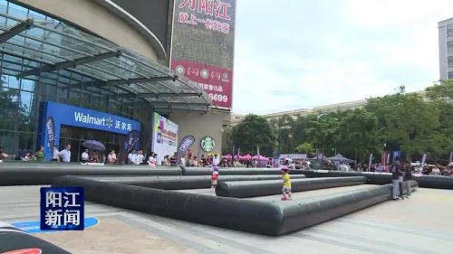 记录萌宝第一次轮滑,轮滑比赛全场最小的萌宝