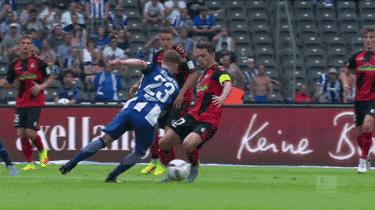 足球防守球员禁区内假摔,足球假摔搞笑锦集视频在线观看